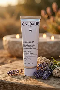 Produit cosmétique en mise en scène naturelle avec fleurs et lumière douce