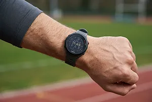 Montre connectée portée au poignet en extérieur sur fond sportif