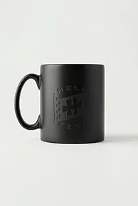 Mug noir en packshot minimaliste sur fond neutre