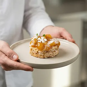 Dessert présenté sur assiette tenu en main en ambiance naturelle