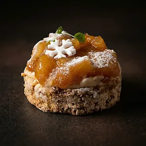 Pâtisserie gourmande en gros plan sur fond sombre