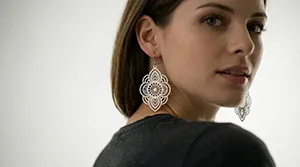 Portrait femme avec boucles d'oreilles en gros plan élégant