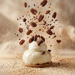 Dessert pâtissier avec éclats et ingrédients en suspension dynamique