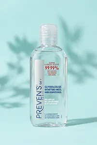 Flacon transparent de produit cosmétique sur fond vert d'eau