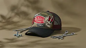 Casquette posée avec outils métalliques dans une ambiance atelier