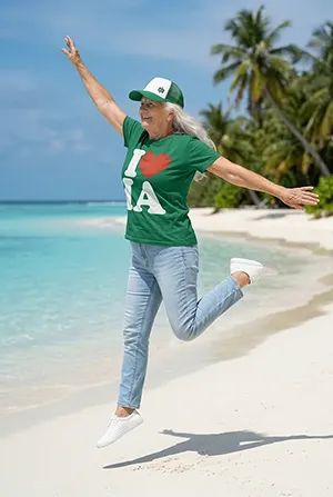 Femme souriante sautant sur une plage tropicale