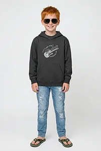 Enfant en studio portant un sweat et des lunettes de soleil