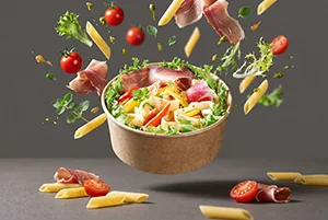 Salade en lévitation avec ingrédients autour du bol