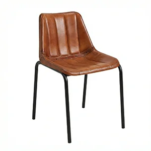 Chaise en cuir brun sur fond neutre en style packshot