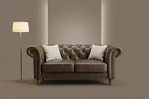Canapé en cuir marron dans un décor minimaliste avec lampe design