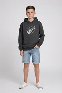 Enfant en tenue casual portant un sweat en studio photo