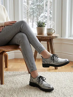 Photo produit d'ambiance d'une paire de chaussures créée par le Studio Photo IA - inovaIA